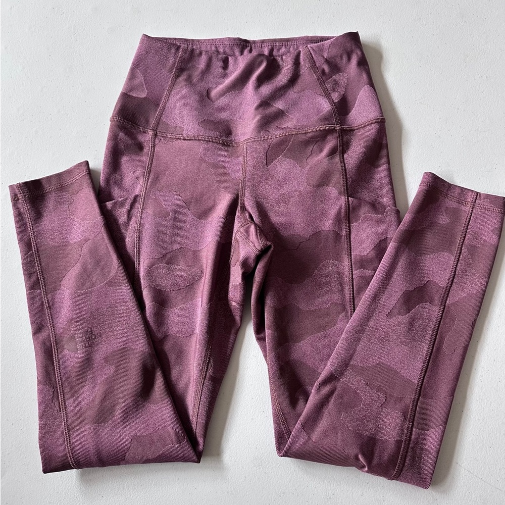 The North Face Women's Luxe Motivation Pocket 7/8 Legging Maroon Camo SMALL